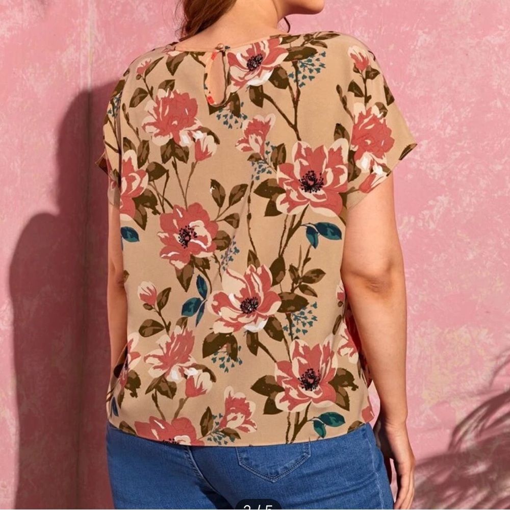 🌸Floral Short Sleeve Keyhole Back Blouse🌸 - Picture 4 of 4